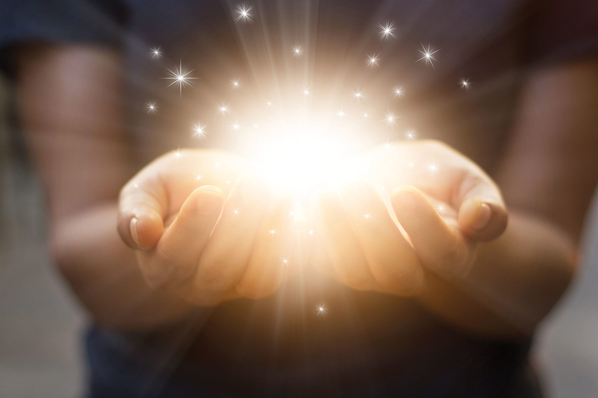 Des mains dans une lumière douce pour illustrer l’univers Expanse Therapy