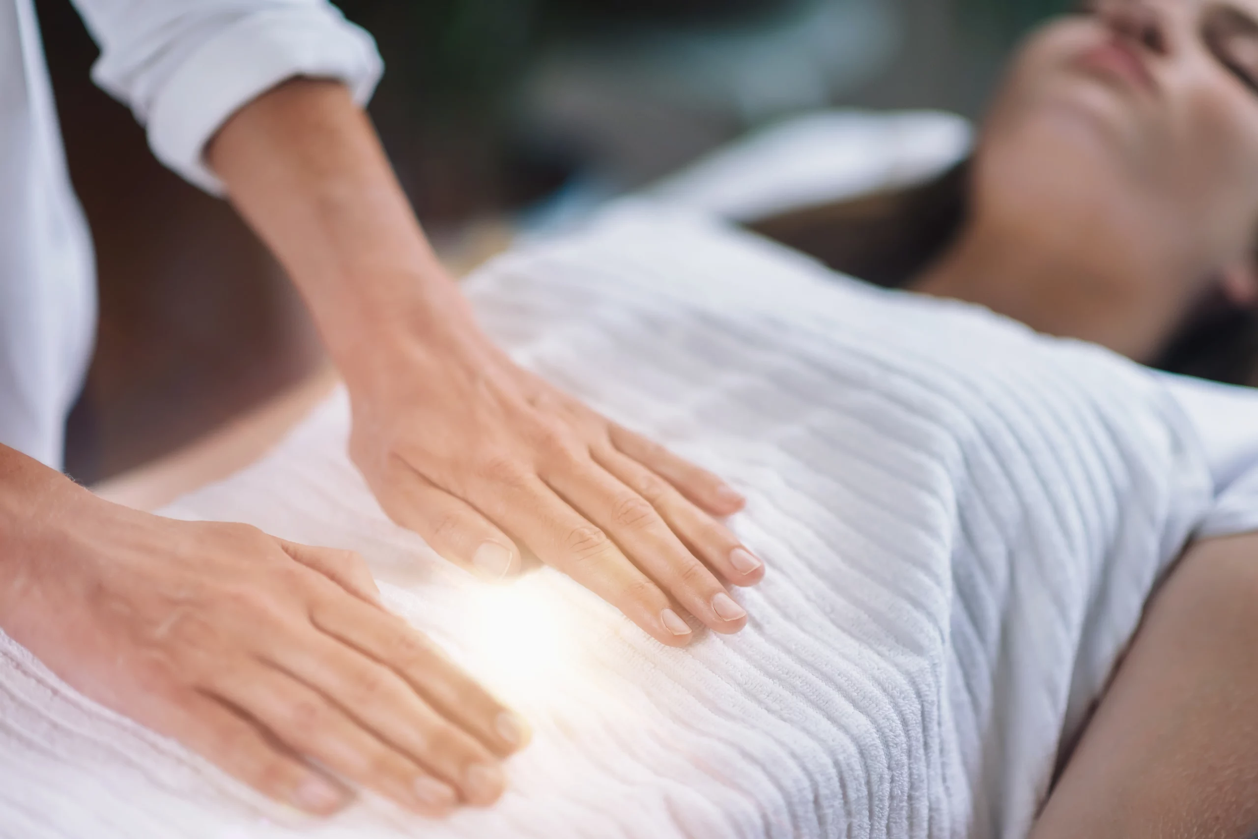 Une séance de Reiki Consciousness avec les mains du praticien au-dessus de la personne